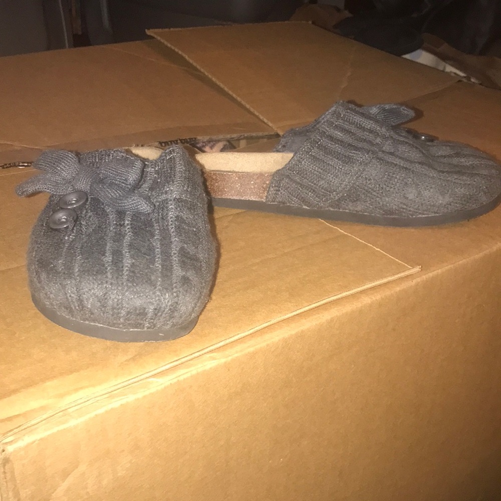 Sweater Birkenstock type shoes